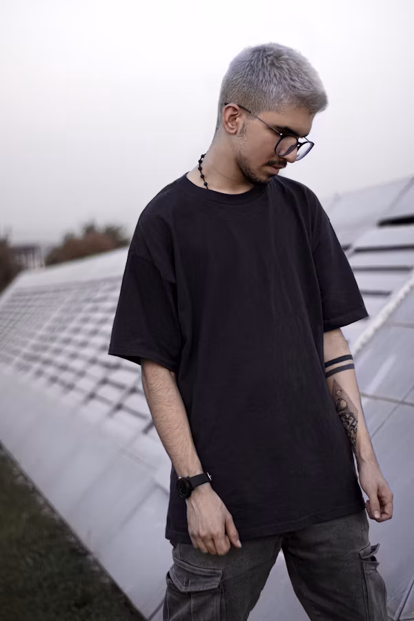 Cotton vs Polyester: Which Fabric Is Better for T-Shirts? Photo 1633756887168 44c79bddf8b3